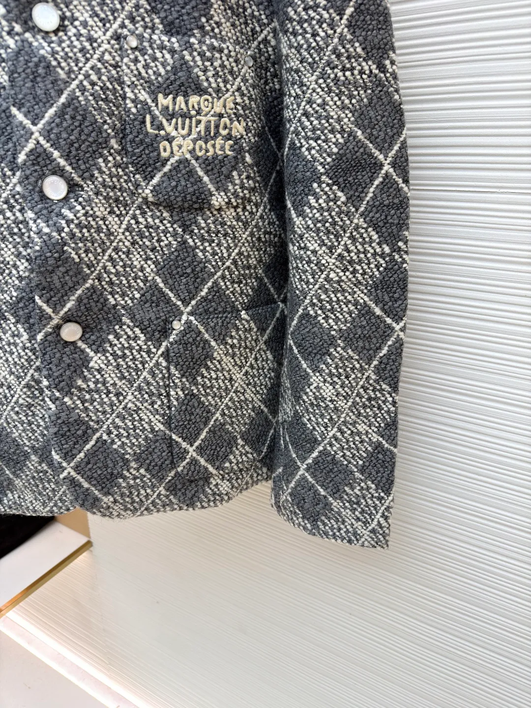 LOUIS VUITTON tweed tied gauze plaid jacket ●Original version: 45000 purchased and developed ●Item number: 1680921-G25 ●Fabric: tweed yarn-dyed fabric ●Technology: embroidery production ●Version: fitted version ●Weight: about 1560 grams ●Size: 44-46-48-50 ●Description: Made of [tweed-dyed fabric], customized [special warp head], using [32s double-ply cotton yarn], [Apricot black AB color sky and earth beam], [weft yarn 100% sheep wool] composition, ring spinning color spinning [8 male count], [12 male count] two specifications and two colors of wool yarn, using [triangular glossy nylon yarn], S-direction [twisted weft yarn to make special yarn], [high-speed rapier machine] yarn dyeing to produce finished cloth, front panel using [lattice center reduction flower], three pockets also It is [hand-cut with restored flowers], the small pockets are embroidered with [special woolen embroidery machine], [double-thread tatami diagonal embroidery method], matching [rayon twill satin lining], [I-shaped buckle + rivets] use [hanging antique silver] bottom bracket, the inside is [inlaid with polished high-gloss mother-of-pearl], the shell is made of [laser engraved letter pattern], and the back is equipped with [white gold hanging chain]. The overall wiring is straight and delicate, the fabric is comfortable and soft, and the color is consistent without color difference. It can be matched with the same style to create a fashionable look and control various occasions. Customized accessories, complete with three standards, same style for men and women!